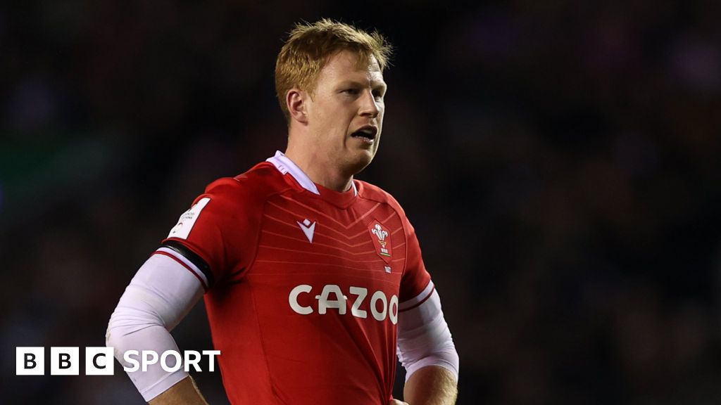 Rhys Patchell: Wales fly-half signs one-year deal with Highlanders