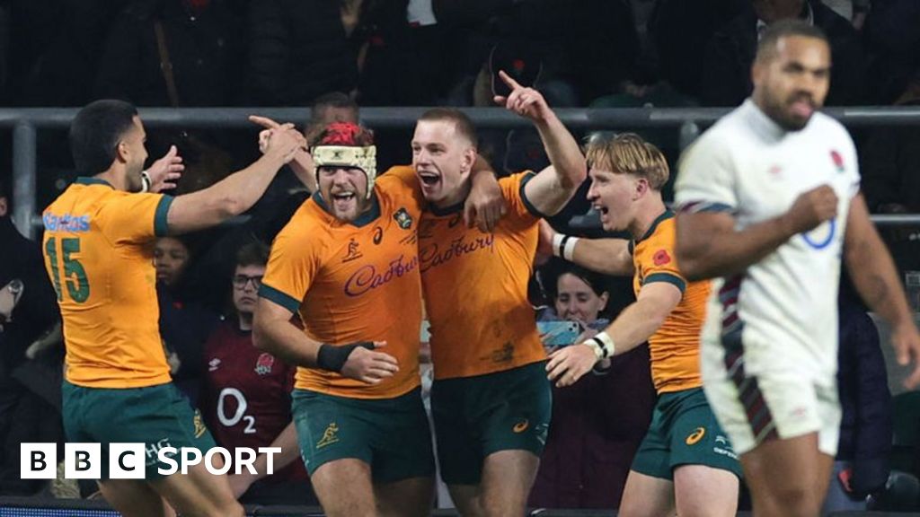 Australia beat England with last-gasp try