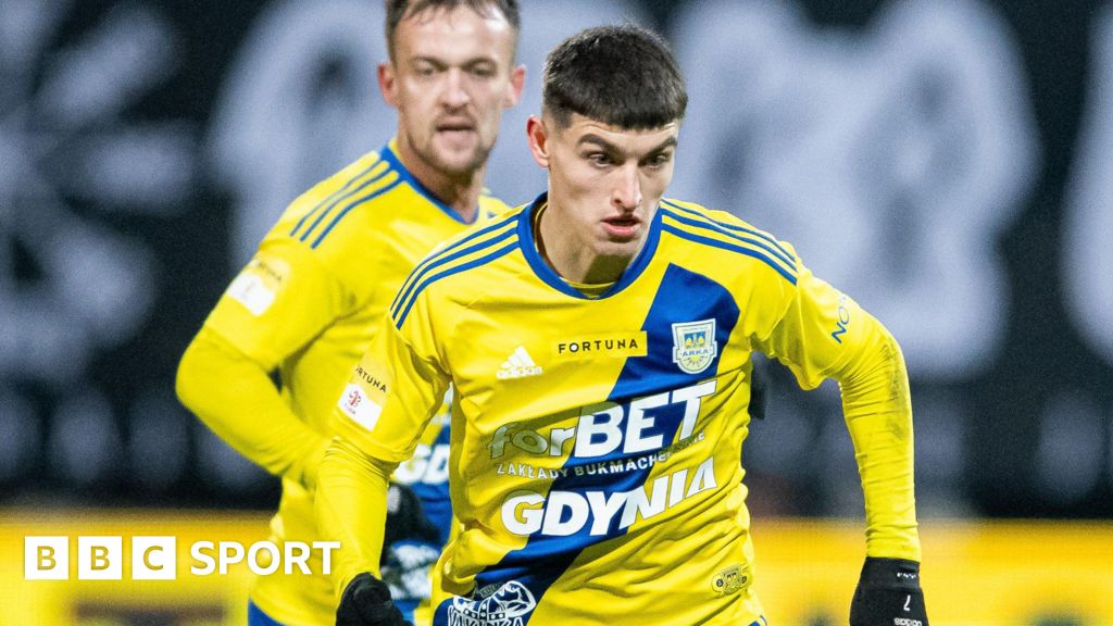 Olaf Kobacki: Sheffield Wednesday sign Arka Gdynia winger