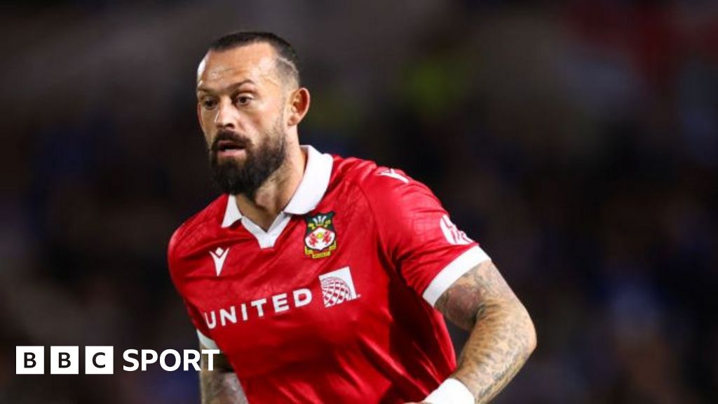 Wrexham: Phil Parkinson confirms extent of Steven Fletcher knee injury