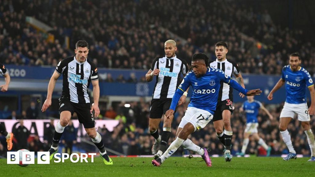 Ньюкасл олимпик лэмбтон. Футбол Newcastle vs Everton. Ньюкасл Эвертон. Эвертон Себолинья. Сандро тонали Ньюкасл.