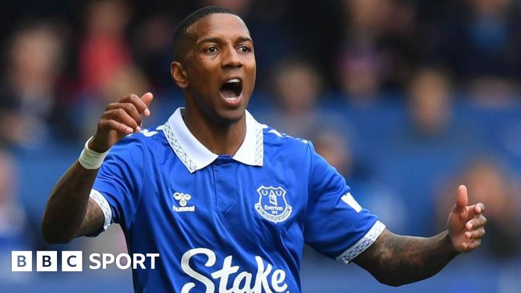 Everton news: Ashley Young says players aiming ‘high up in the top 10’