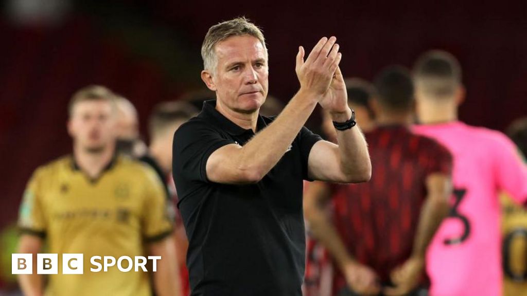 Wrexham boss Parkinson claims ref apologised for Blades leveller - BBC Sport