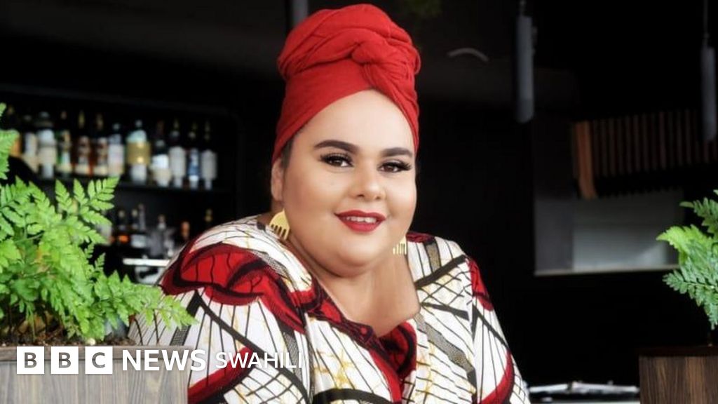 Mushukning ichiga har xil bemani narsalarni tiqib qoyishadi Xursandchilik bilan onanizm