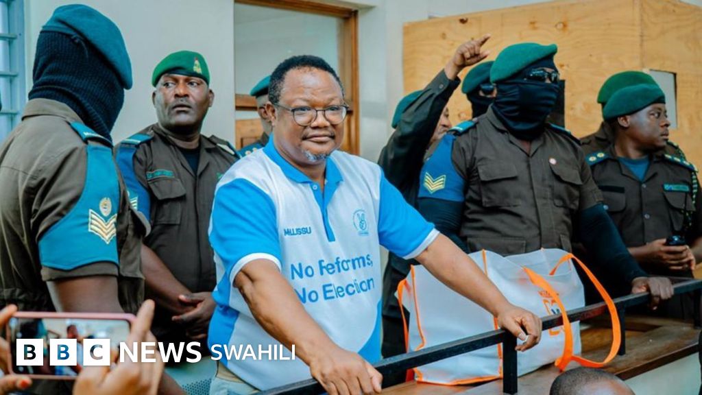 Spermatozoidlarni yutib yuborayotgan ayolning fotosurati