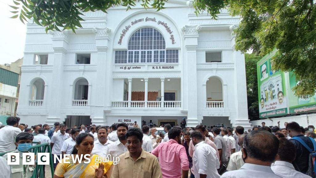 அதிமுக கூட்டத்தில் இரண்டு அணிகள் மோதல்: நிர்வாகிக்கு ரத்தக்காயம் - நடந்தது என்ன?