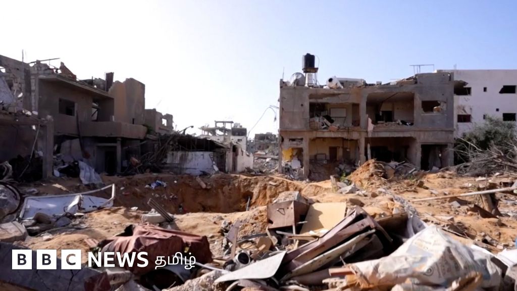 நொறுங்கிக் கிடக்கும் வீடுகளைக் கண்டு காஸா மக்கள் வேதனை