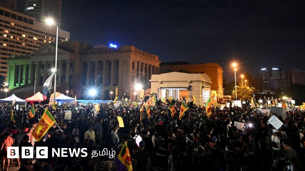 இலங்கை போராட்டத்தில் இணைந்த போலீஸ் அதிகாரி: 