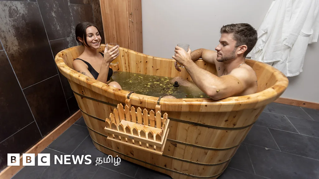 பீர் குளியல் செய்தால் இளமை கூடுமா? உலகளவில் இந்தப் போக்கு அதிகரித்து வருவது ஏன்?