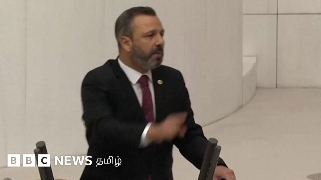 செல்பேசியை சுத்தியல் வைத்து உடைத்த துருக்கி எம்.பி - காரணம் என்ன?