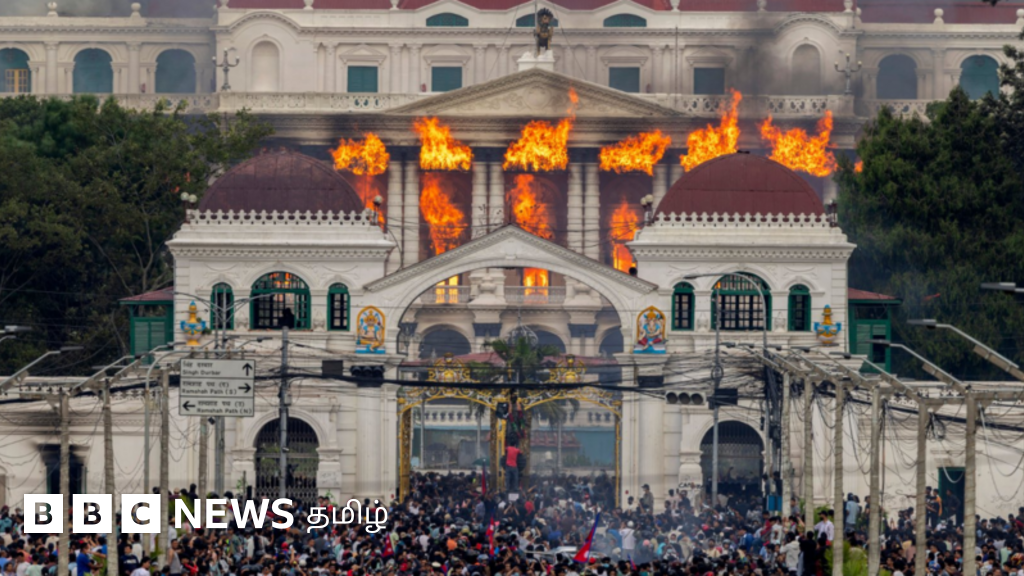 நேபாளத்தில் நாடாளுமன்ற கட்டடத்துக்கும் பிரதமர் வீட்டுக்கும் தீ வைப்பு - 12 மணி நேரத்தில் என்ன நடந்தது?