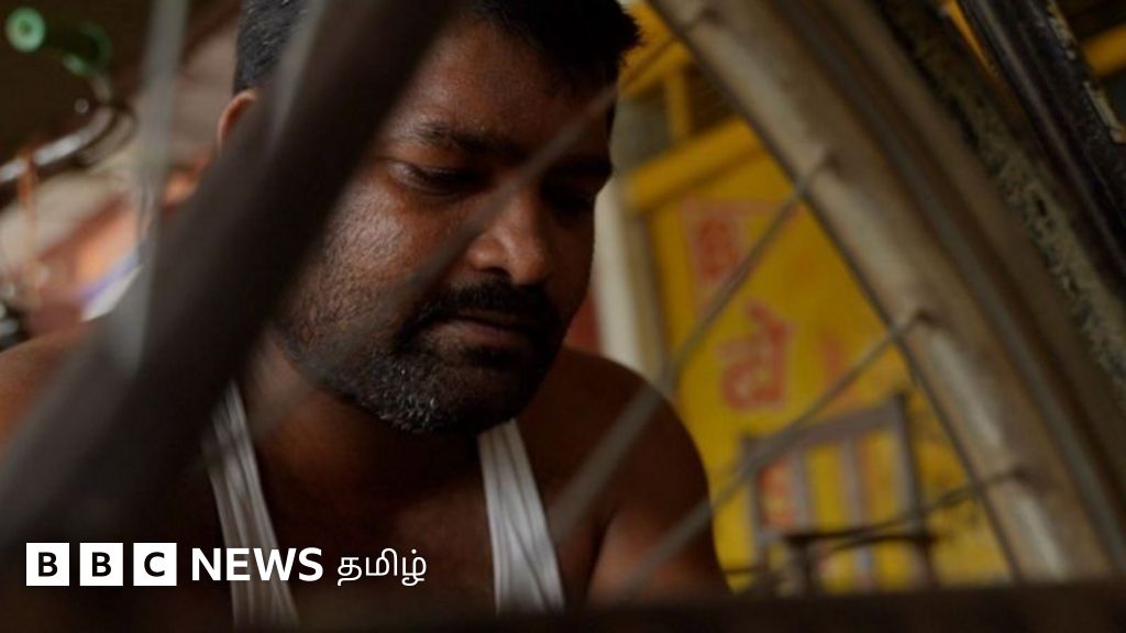 உத்தரப் பிரதேசம்: சைக்கிளுக்கு பஞ்சர் ஒட்டும் மதரஸாக்களின் நவீன ஆசிரியர்கள் - அவலநிலைக்கு என்ன காரணம்?