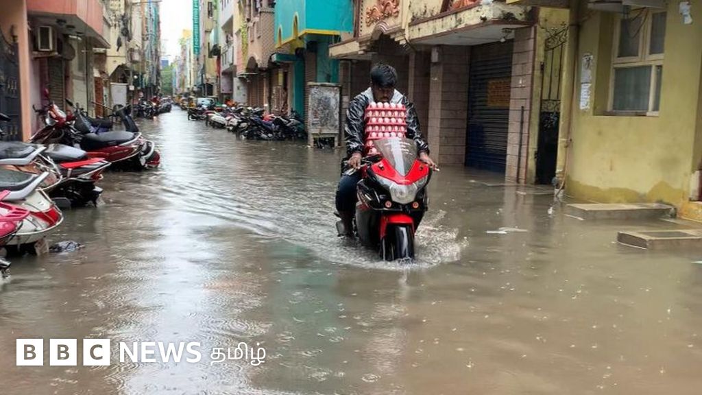 சென்னை மழையால் நீர் சூழ்ந்து காணப்படும் சாலைகள் - படத் தொகுப்பு