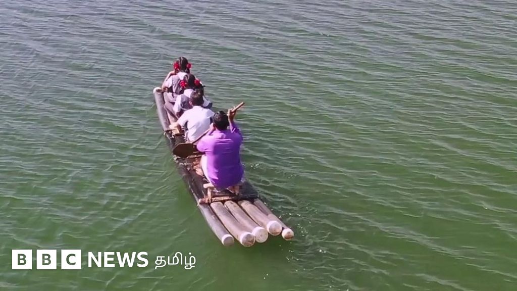 பிளாஸ்டிக் படகில் ஆபத்தான முறையில் பயணித்து பள்ளிக்கு செல்லும் குழந்தைகள்