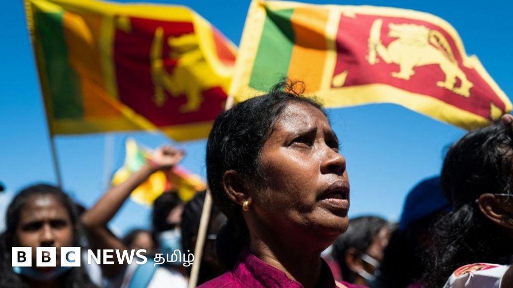 இலங்கை ஜனாதிபதிக்கு எதிரான போரட்டக் களத்தில் தமிழிலும் ஒலித்த தேசிய கீதம்