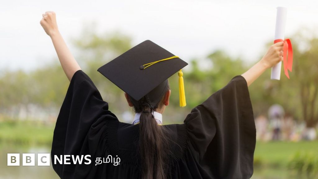 Graduate admissions. Девушка с сертификатом в руках. graduation girl. girls degree. graduates lawn.