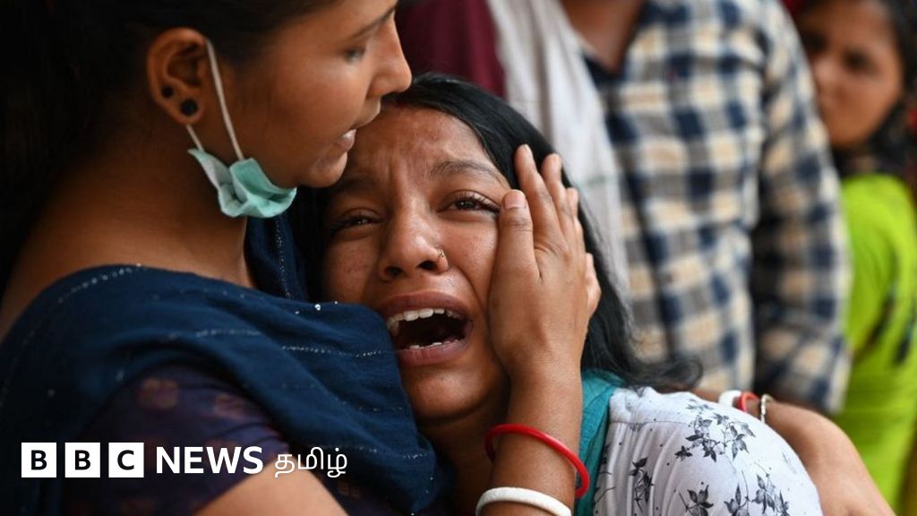 டெல்லி தீ விபத்து: தொலைந்த உறவுகளை கண்ணீருடன் தேடும் குடும்பங்கள்