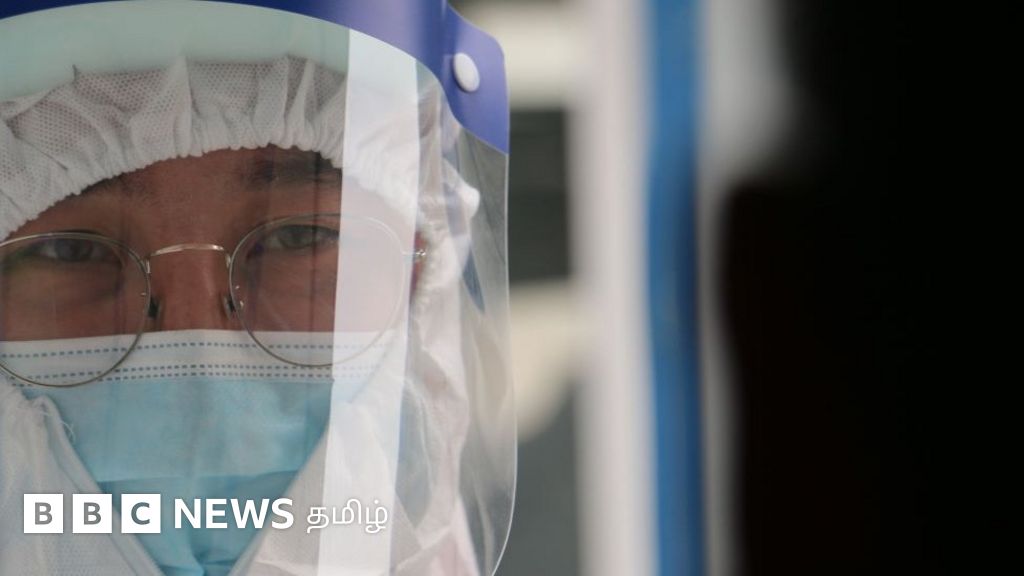 சீனா: கொரோனா தனிமைப்படுத்துதலுக்காக நள்ளிரவில் கொண்டு செல்லப்படும் மக்கள்