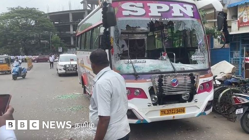 அதிமுக தலைமை அலுவலகத்தில் ஓ.பி.எஸ்: கல்வீசி மோதல், கதவு உடைப்பு