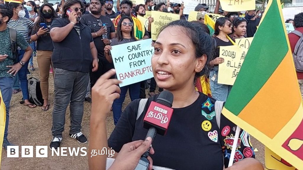 இலங்கை நெருக்கடி: கொழும்பு போராட்டத்தில் தமிழில் குரல் எழுப்பிப் போராடும் ஒற்றைப் பெண்