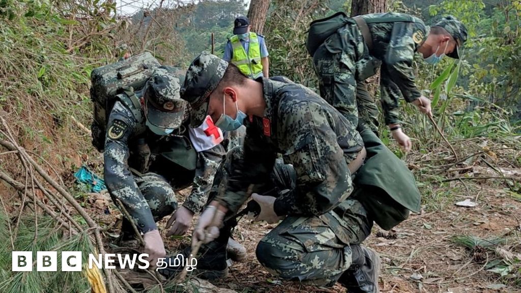 சீன விமான விபத்து: அறிவிப்புக்காக பதைபதைப்புடன் காத்திருக்கும் பயணிகளின் உறவினர்கள்