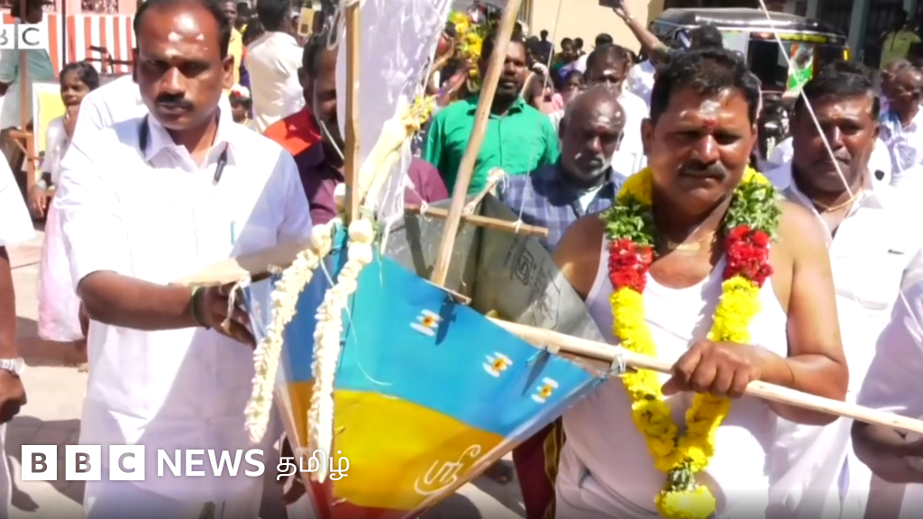 குட்டியாக பாய்மரப் படகு செய்து கடல் அன்னைக்குப் பொங்கலிட்ட மீனவர்கள்