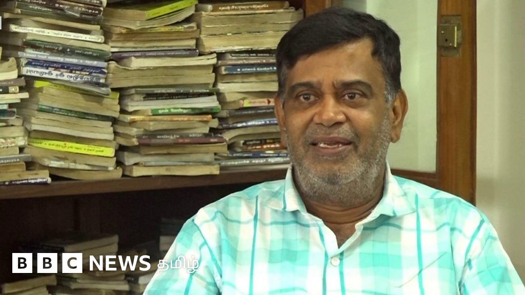 வீடு வீடாக சென்று புத்தகம் வழங்கும் நூலகர்