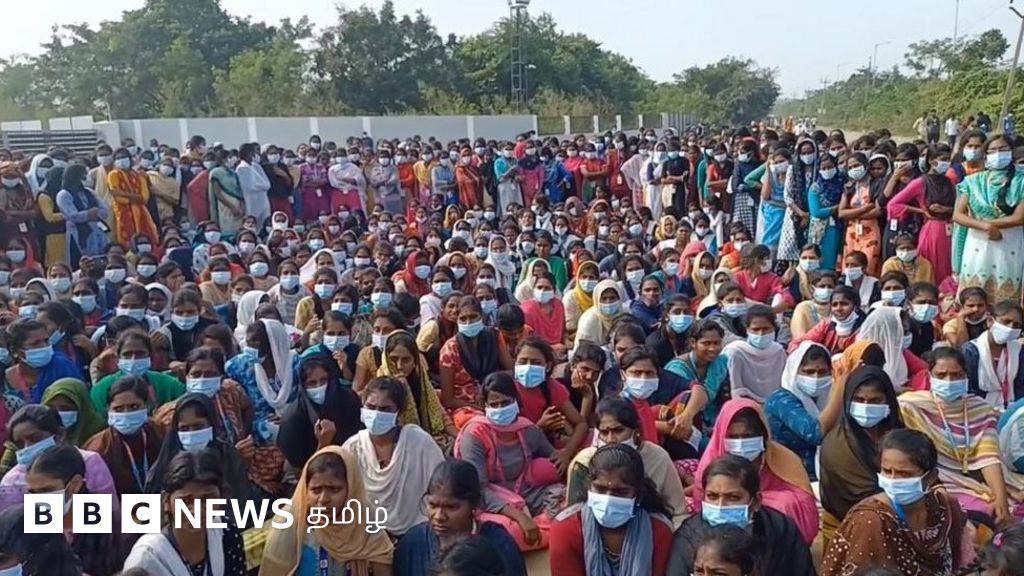 தரமற்ற உணவால் ஊழியர்கள் இறந்ததாக பரவிய தகவல்: தேசிய நெடுஞ்சாலையில் பெண்கள் சாலை மறியல்