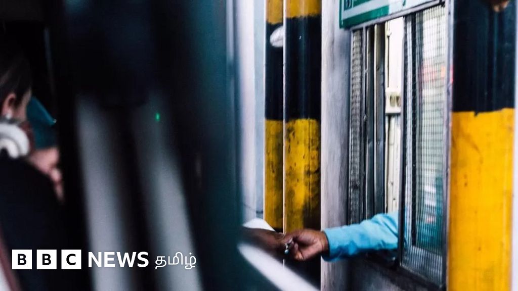 சுங்கக்கட்டணம் கேட்டு லாரி பம்பரில் ஏறிய ஊழியர்: அப்படியே 10 கி.மீ. இயக்கிய ஓட்டுநர் - வைரலாகும் வீடியோ