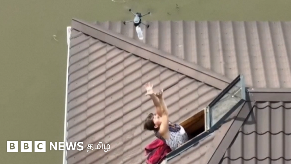 யுக்ரேன் வெள்ளம்: பாதிக்கப்பட்ட மக்களுக்கு ட்ரோன் மூலம் குடிநீர் வழங்கும் ராணுவம்