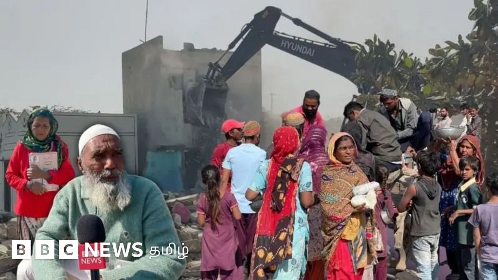 குஜராத்: வீடுகளை இடித்து தரைமட்டமாக்கிய அரசு - 'சட்டவிரோத வீடுகள் என்றால் ஏன் மின்சார, தண்ணீர் இணைப்பு கொடுத்தீர்கள்?' என கேட்டும் மக்கள்