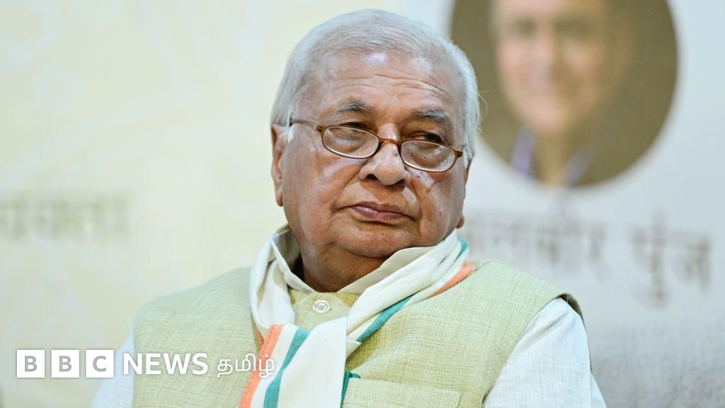 கேரளாவில் மாணவர்களுக்கு எதிராக திடீரென சாலையில் அமர்ந்து போராடிய ஆளுநர் - என்ன நடந்தது?