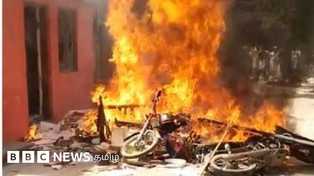 பாகிஸ்தான்: குர்ஆன் அவமதிப்பு குற்றச்சாட்டில் சிக்கிய கிறிஸ்தவ இளைஞர்கள் - தேவாலயங்கள் மீது தாக்குதல்