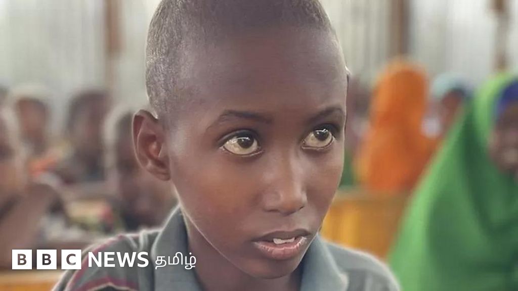 சோமாலியா வறட்சி: இரண்டு சகோதரிகளின் உயிரைக் காப்பாற்ற போராடும் சிறுவன்