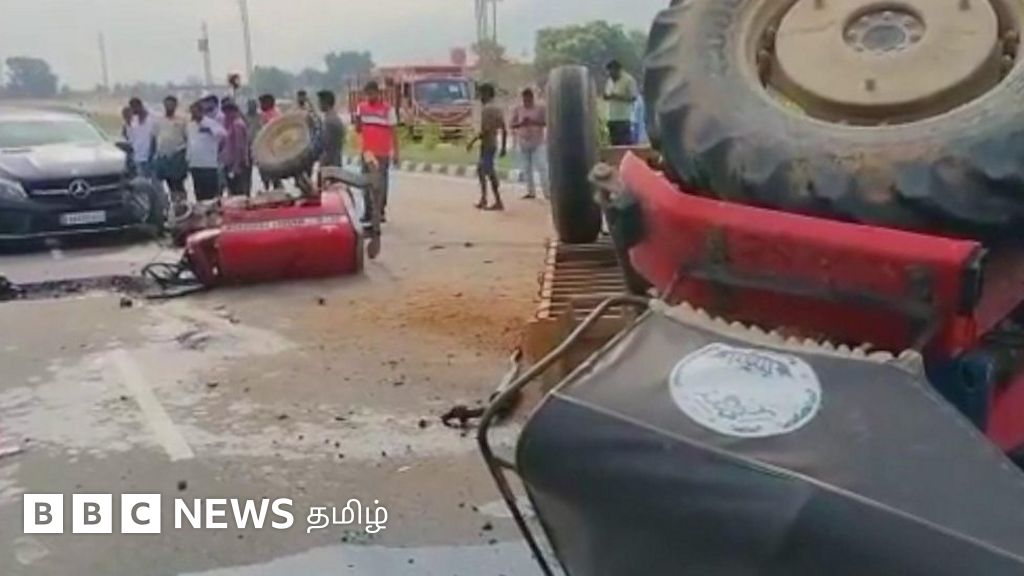 கார் மோதி இரண்டு துண்டாக உடைந்த டிராக்டர்