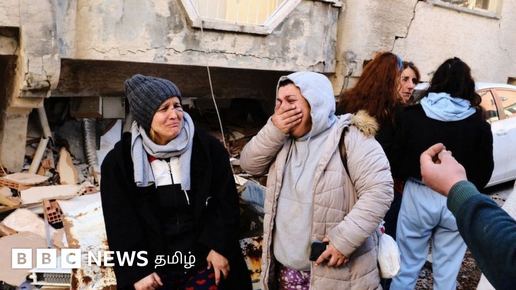 துருக்கி நிலநடுக்கம்: பேரழிவுக்கு நடுவே ஒரு நம்பிக்கை - 72 மணி நேரத்திற்கு பிறகு பெண் உயிருடன் மீட்பு