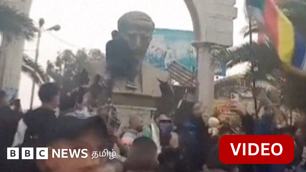 சிரியா: 54 ஆண்டுகளாக ஆட்சி செய்த குடும்பம் - அதிபர் அசாத்தின் தந்தை சிலையை உடைத்த மக்கள்