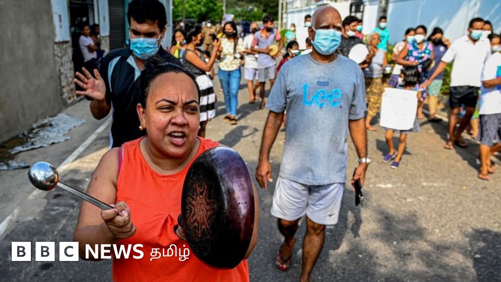 இலங்கை பிரதமர் மஹிந்த ராஜபக்ஷவின் வீட்டை சுற்றி வளைத்து மக்கள் போராட்டம்
