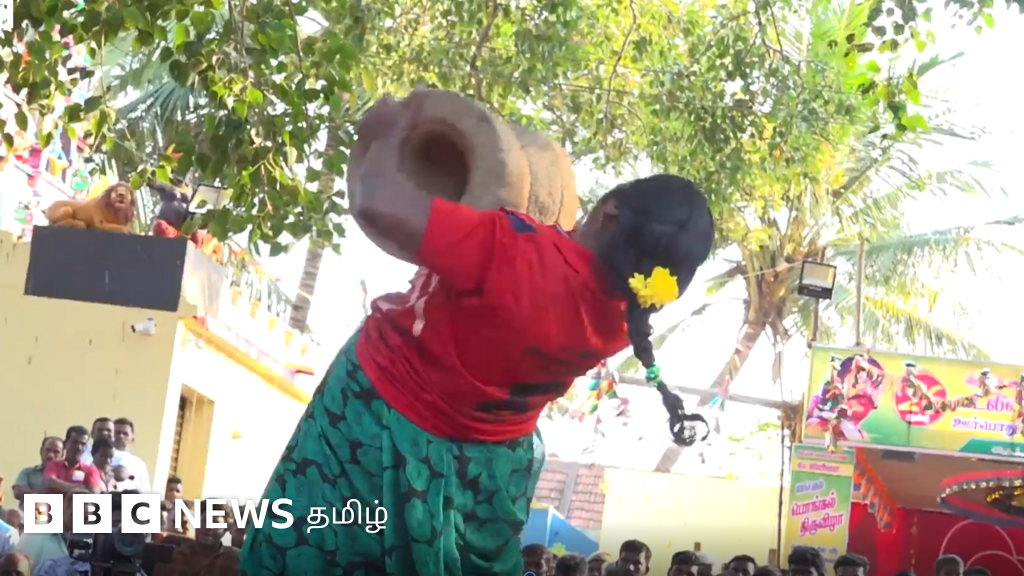 இளவட்டக்கல்லை தூக்கும் பெண்கள்