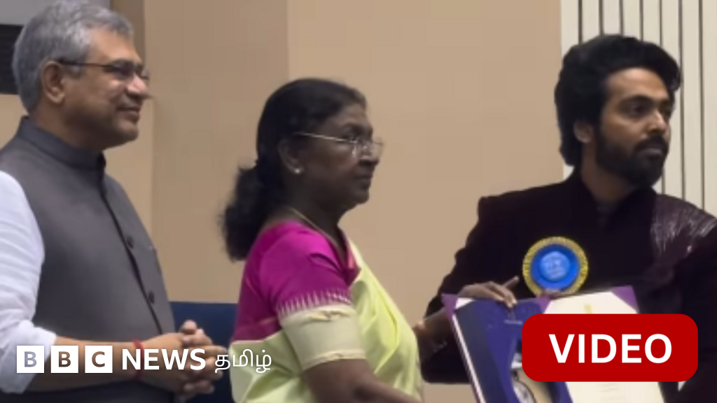 காணொளி: வேட்டி அணிந்து  விருது பெற்ற ஜி.வி.பிரகாஷ் குமார்