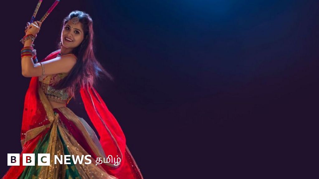 ஸ்கேட்டிங் ஷூக்களுடன் கர்பா நடனம் -அசத்தும் சிறுமிகள்