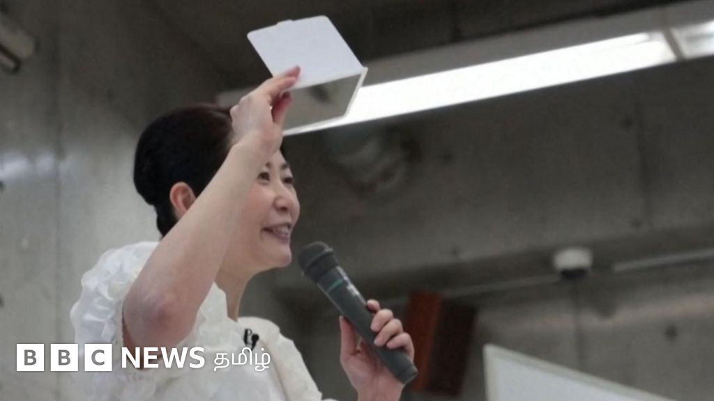 சிரிப்பது எப்படி? - கற்றுக்கொள்ள பயிற்சி வகுப்புக்கு செல்லும் ஜப்பான் மக்கள்