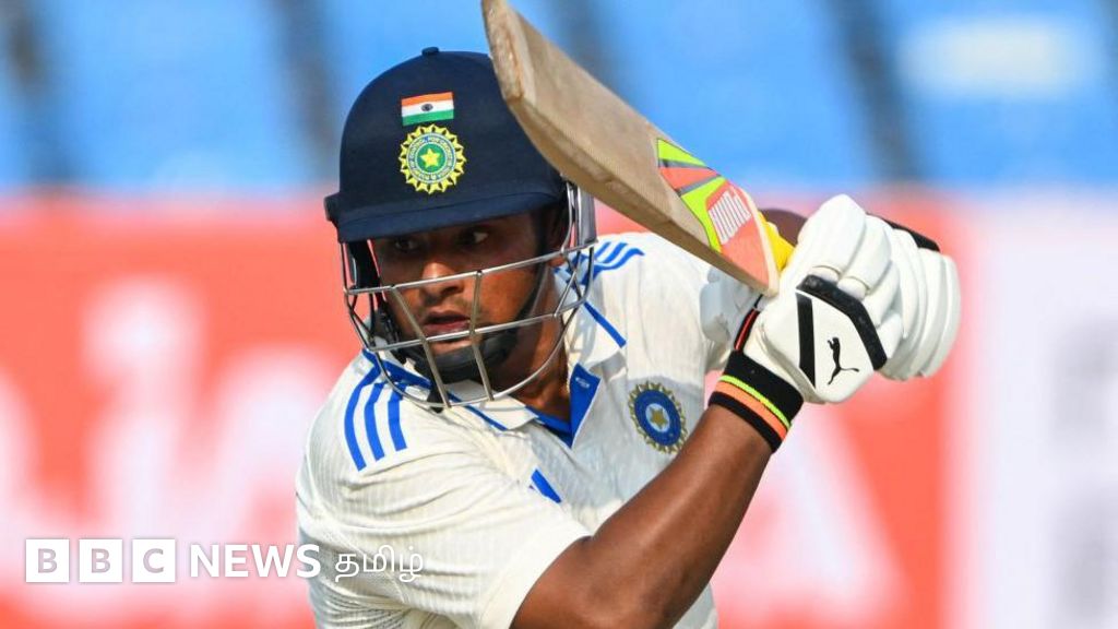 அறிமுக டெஸ்டின் இரு இன்னிங்ஸ்களிலும் அதிரடி அரைசதம் - ஜாம்பவான் வரிசையில் சர்ஃபராஸ் கான் 