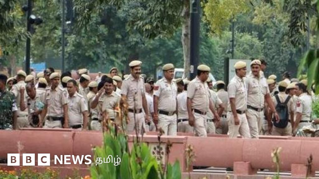 டெல்லியில் பத்திரிகையாளர்கள் வீடுகளில் போலீசார் சோதனை