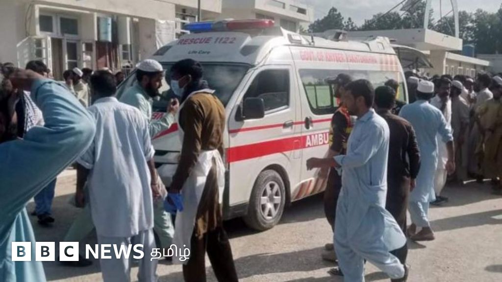 பாகிஸ்தான்: இஸ்லாமிய கட்சிக் கூட்டத்தில் பயங்கரம் - 35 பேர் பலி, 200 பேர் காயம் - வெடித்தது என்ன?