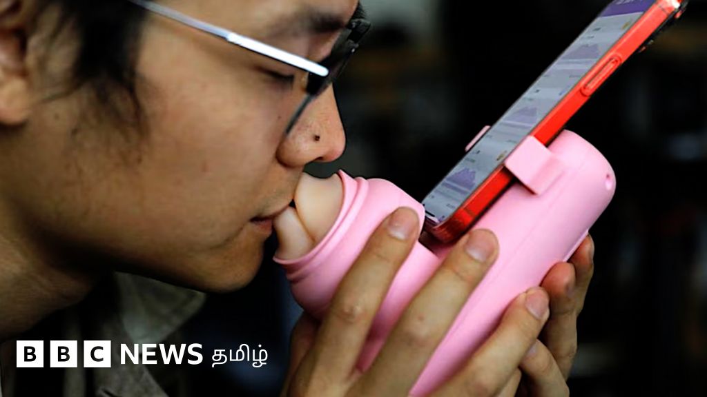 காதலர்களுக்கு தூரம் இனி கவலையில்லை - செல்போனில் முத்தத்தை பரிமாறும் அதிசய கருவி (காணொளி)