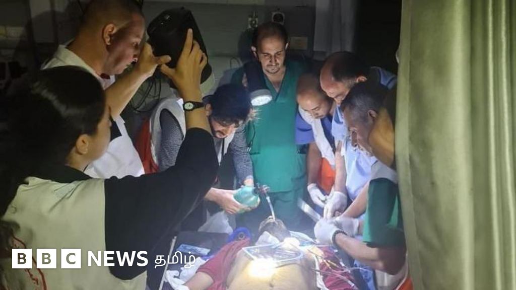 காஸா: இஸ்ரேலின் தொடர் தாக்குதலுக்கு நடுவே ஒரே மருத்துவமனையில் 15 ஆயிரம் பேரின் கதி என்ன? 