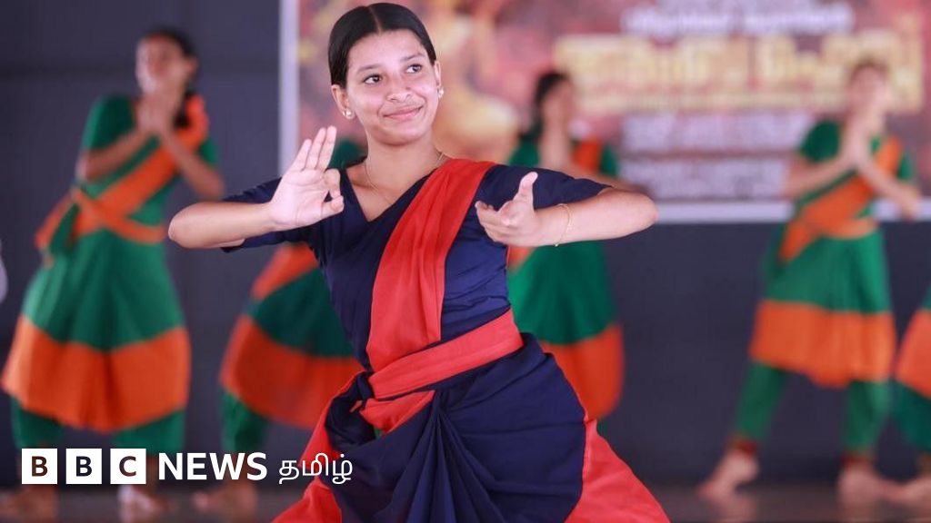 கிருஷ்ணர் வேடமிட்டு கதகளி அரங்கேற்றம் செய்த இஸ்லாமிய பெண் - கேரளாவில் புதிய வரலாறு