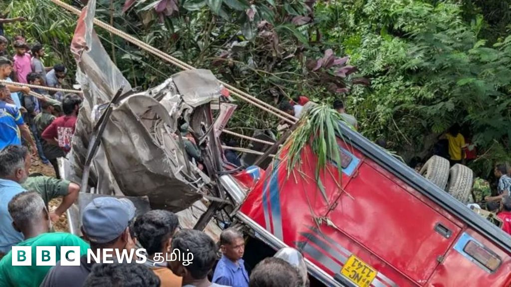 இலங்கை பேருந்து விபத்து, 21 பேர் பலி: உயிர் பிழைத்தவர் விவரிப்பது என்ன?