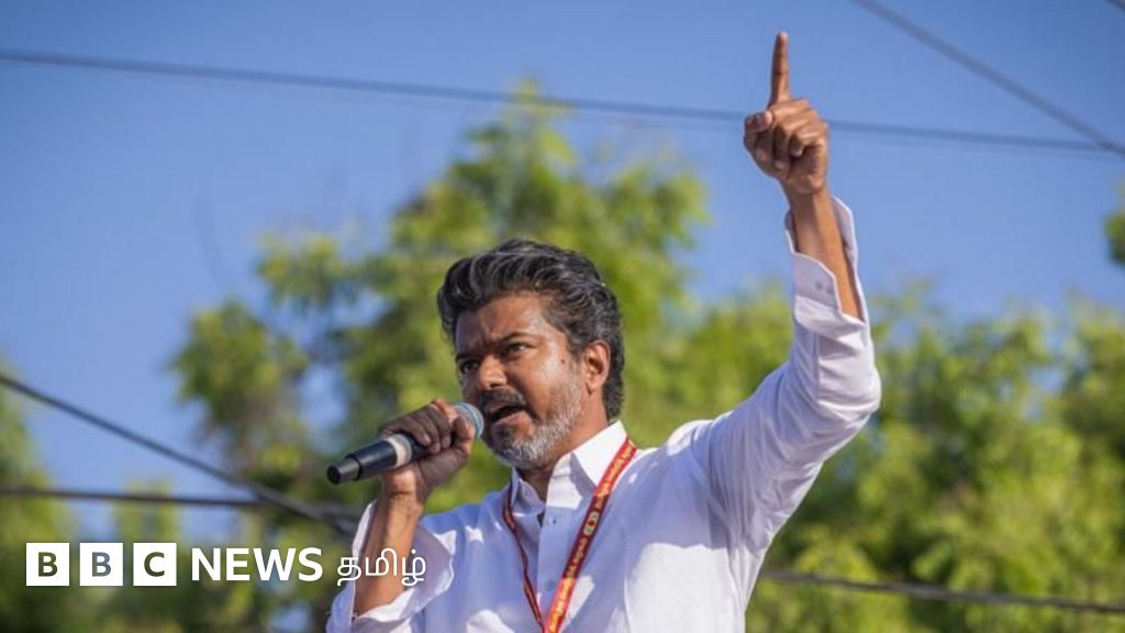விஜய் இரு தொகுதிகளிலும் முன்னிலை: செங்கோட்டையன் உள்பட தவெக தலைவர்கள் நிலை என்ன?